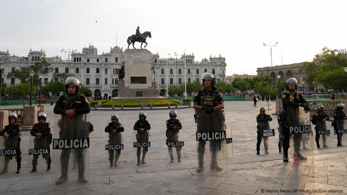 Policías peruanos resguardan la plaza San Martín previo a una reciente manifestación contra el gobierno de Dina Boluarte. (Archivo: 01.02.2023)