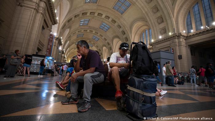 Los usuarios del metro esperan que se restablezca el servicio de trenes en Buenos Aires.