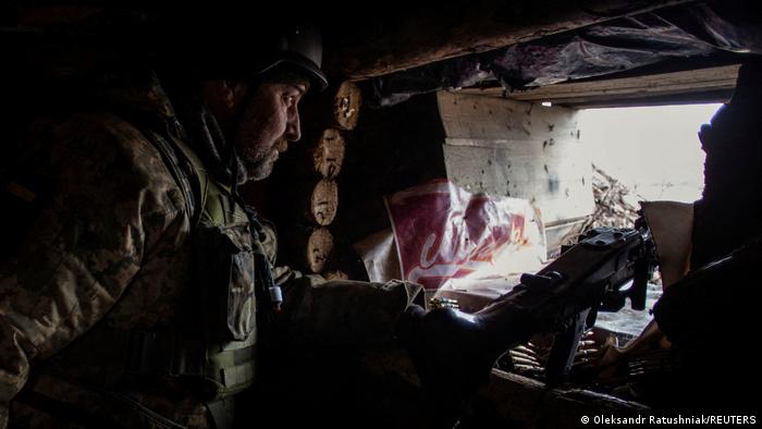 Ein ukrainischer Soldat in einer Stellung mit einem Maschinengewehr
