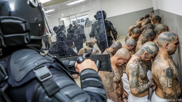 Prisioneros tatuados y semidesnudos son puestos contra la pared por guardias en la cárcel de Tecoluca, El Salvador