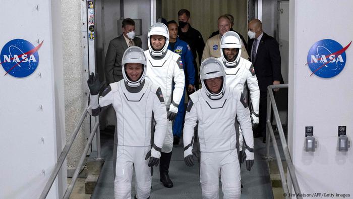 Der russische Kosmonaut Andrej Fedjajew und Emirati Sultan al-Nijadi sowie die US-Astronauten Warren Hoburg und Stephen Bowen auf dem Weg in die Crew Dragon-Raumkapsel