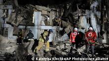02.03.2023+++ Ukrainian State Emergency Service firefighters inspect a damaged house after Russian shelling hit in Zaporizhzhia, Ukraine, Thursday, March 2, 2023. (AP Photo/Kateryna Klochko)