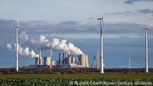 09.01.2023 Grevenbroich, Nordrhein-Westfalen, Deutschland - Windraeder im Windpark vor RWE Kraftwerk Neurath am Tagebau Garzweiler.
