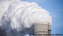 18.02.2023+++ Schornstein des Uniper Kraftwerk Maasvlakte , Kohlekraftwerk, im Seehafen von Rotterdam, Niederlande, Tiefseehafen Maasvlakte 2, auf einer künstlich angelegten Landfläche vor ursprünglichen Küste, Niederlande