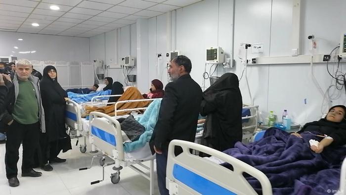Besorgte Eltern bei vergifteten Schülerinnen in einer Klinik in der Stadt Ghom 