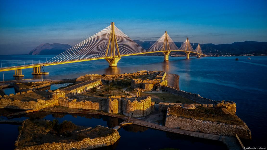 Мостот Рио-Антирио над Коринтскиот Залив