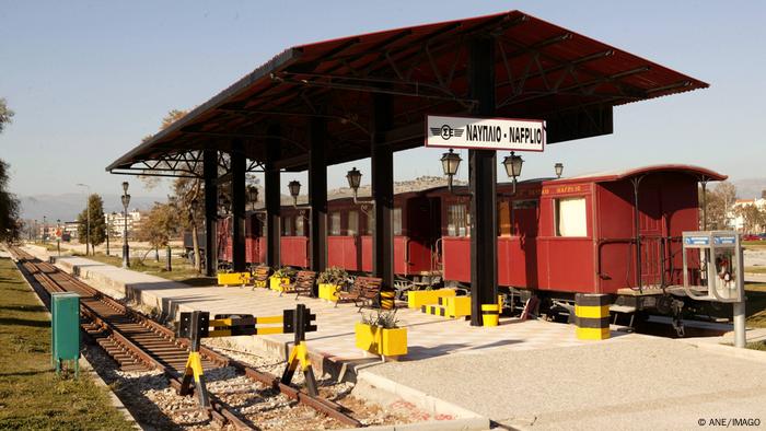 Bahnhof Nafpolios mit ausrangierten Waggons und Dampflok zur Besichtigung.