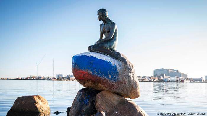 Die Kleine Meerjungfrau in Kopenhagen wurde mit Russland-Farben beschmiert Die Kleine Meerjungfrau in Kopenhagen wurde mit Russland-Farben beschmiert