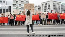 17.08.2019 *** Chinesische Studenten protestieren auf dem Breslauer Platz am Hauptbahnhof Koeln fuer die Eingliederung von Hongkong in die Volksrepublik China
