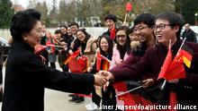 ARCHIV 2016 *** Die chinesische Vize-Premierministerin Liu Yandong (l) wird am 25.11.2016 an der FU in Berlin im Rahmen des Deutsch-Chinesischen Universitätspräsidenten-Forum zur Exzellenzförderung von chinesischen Studenten empfangen. Foto: Rainer Jensen/dpa ++