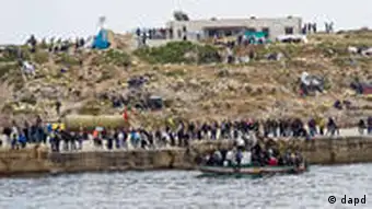 突尼斯的难民纷纷乘渔船到意大利