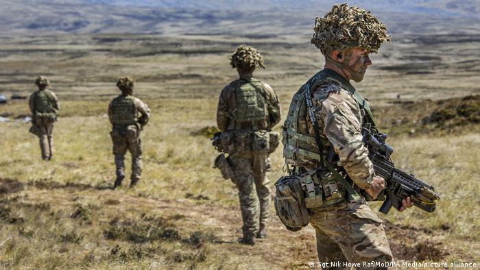 Soldaten der auf den Falklandinseln stationierten Resident Infantry Company aus Windsor bei einer Schießübung