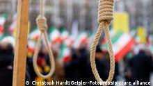 Mehrere Hundert Exil-Iraner demonstrieren im Rahmen einer Mahnwache gegen das Regime in Teheran auf dem Roncalliplatz. Köln, 11.01.2020