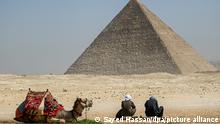 02.03.2023+++ Ein Kamel und seine Reiter rasten vor der Großen Pyramide von Gizeh. Ein internationales Forschungsteam hat in der berühmten ägyptischen Cheops-Pyramide von Gizeh eine bisher unbekannte Kammer nachgewiesen. 