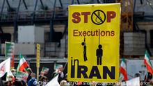 29.05.2021*****Eine Demonstration von Gegnern des Mullah-Regimes in Teheran fordert Solidarität mit der Opposition im Iran, die Abschaffung der Todesstrafe und einen Umsturz. Sie halten iranische Flaggen und haben einige Galgen aus Holz aufgebaut, welche die martiallschen Hinrichtungsmethoden im Iran veranschaulichen sollen. Die Demo wurde mit Corona-Auflagen zugelassen auf dem Roncalliplatz direkt am Kölner Dom. Köln, 29.05.2021