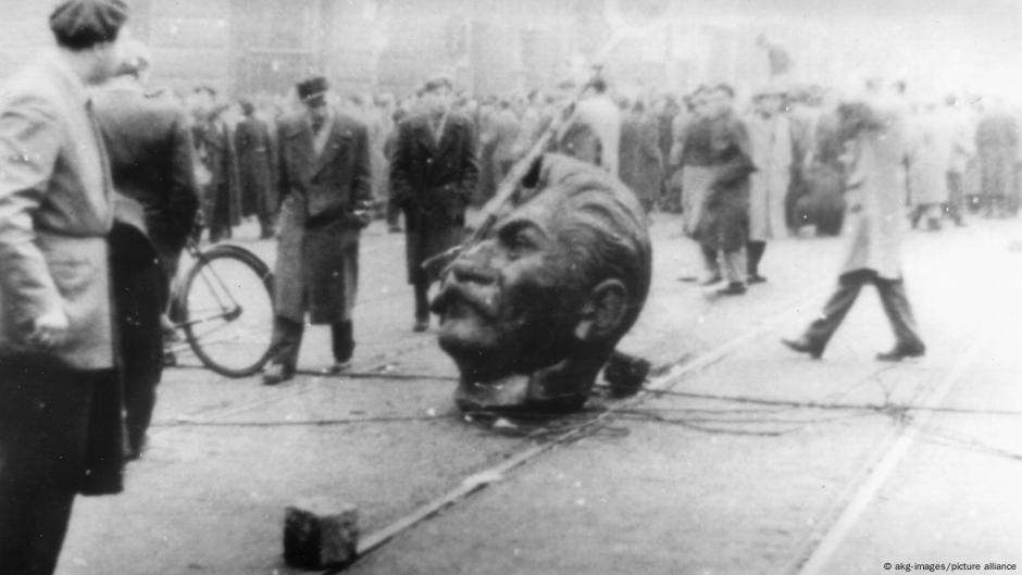 Demonstranti su 23. oktobra 1956. srušili Staljinov spomenik s postolja u Budimpešti, što je označilo početak ustanka protiv Sovjetskog Saveza, koji je krvavo ugušen