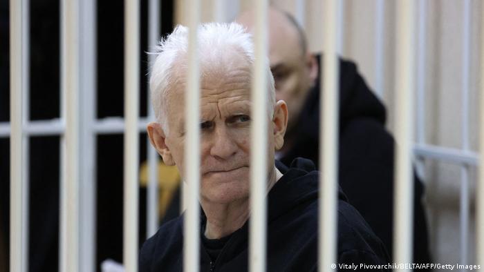 Der belarussische Friedensnobelpreisträger Ales Bjaljazki sitzt während einer Gerichtsverhandlung in einem vergitterten Käfig