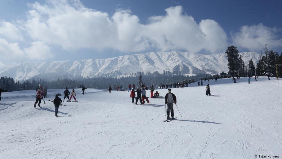 Kashmiri skiers defy conflict to reclaim winter paradise – DW – 03/03/2023 - Vimarsana News