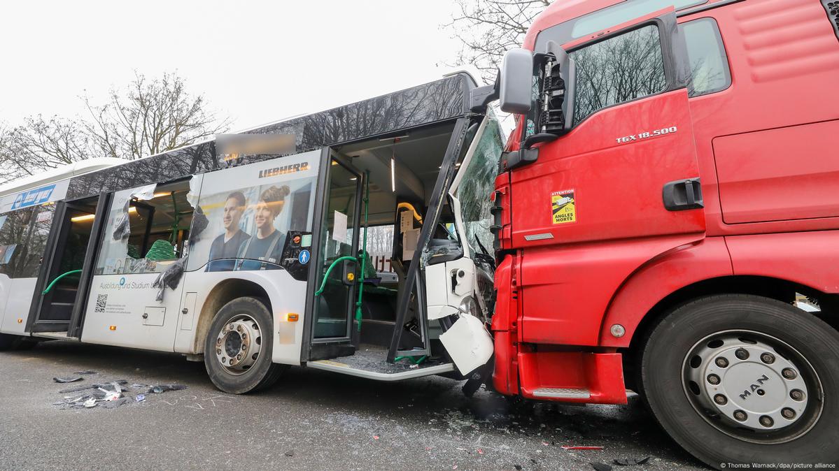 germany-at-least-25-children-injured-in-bus-crash-dw-03-03-2023