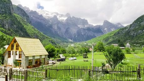 Eine idyllische Berglandschaft mit einem Haus