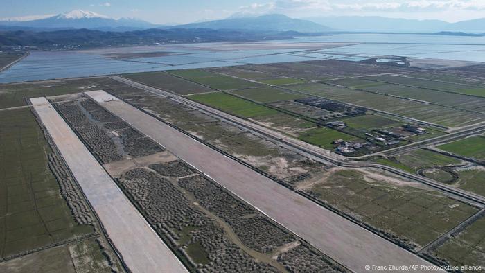 Neuer Flughafen in Tirana, Albanien, von oben