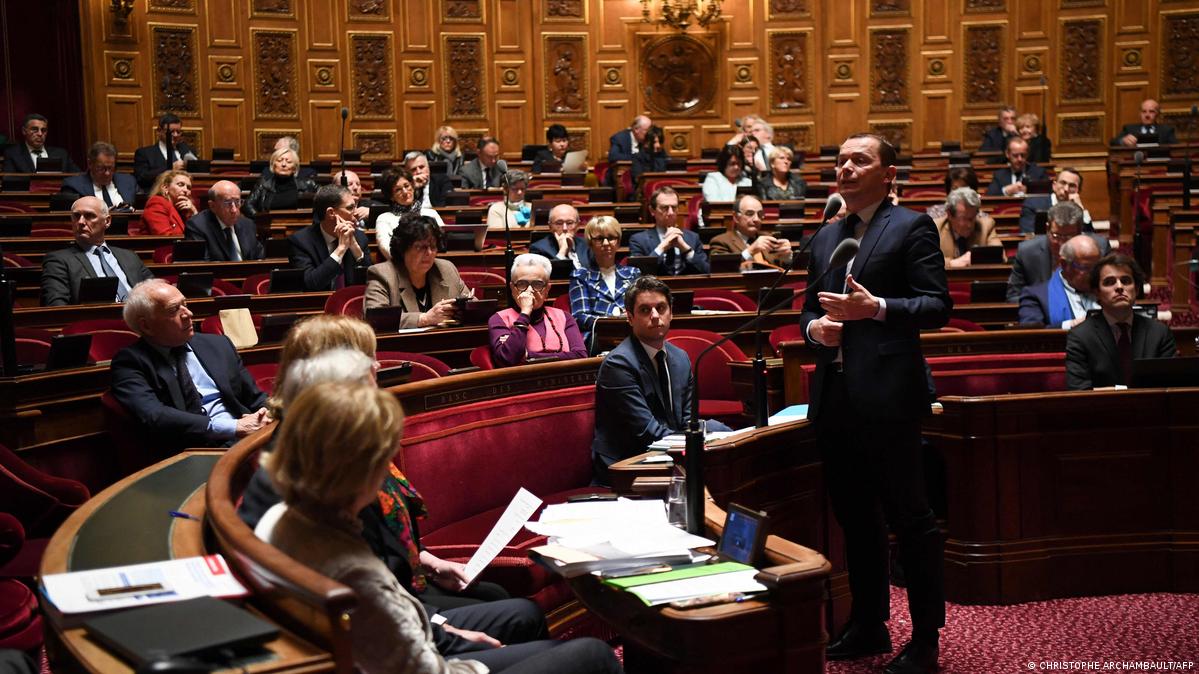 French Senate votes to increase retirement age to 64 – DW – 03/09/2023