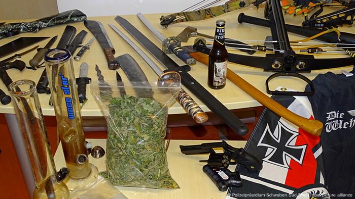 Waffen, ein Beutel Cannabis und Nazi-Devotionalien Waffen, ein Beutel Cannabis und Nazi-Devotionalien