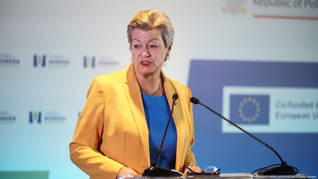 Komisionerja e BE për çështjet e Brendshme, Ylva Johannson me xhaketë të verdhë e bluze bu duke folur para kamerave