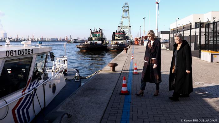 La comisaria europea de Interior, Ylva Johansson, y la ministra belga de Interior, Annelies Verlinden, en el puerto belga de Amberes.