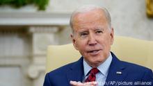 03/03/2023 03.03.2023, USA, Washington: Joe Biden, Präsident der USA, spricht im Oval Office des Weißen Hauses während eines Treffens mit dem deutschen Bundeskanzler Scholz. Für Scholz ist dies der zweite Besuch in Washington seit Beginn seiner Amtszeit. Im Mittelpunkt des Gesprächs unter vier Augen wird der russische Angriffskrieg gegen die Ukraine stehen. Foto: Susan Walsh/AP +++ dpa-Bildfunk +++
