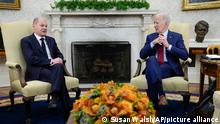 03/03/2023 German Chancellor Olaf Scholz speaks as he meets with President Joe Biden in the Oval Office of the White House in Washington, Friday, March 3, 2023. (AP Photo/Susan Walsh)