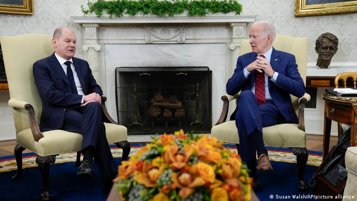 Bundeskanzler Scholz und US-Präsident Biden mit Blumenschmuck bei ihrem Treffen im Weißen Haus 