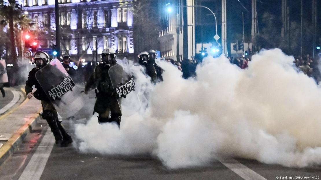 Полицијата во Атина против насилните демонстранти употреби солзавец и шок бомби