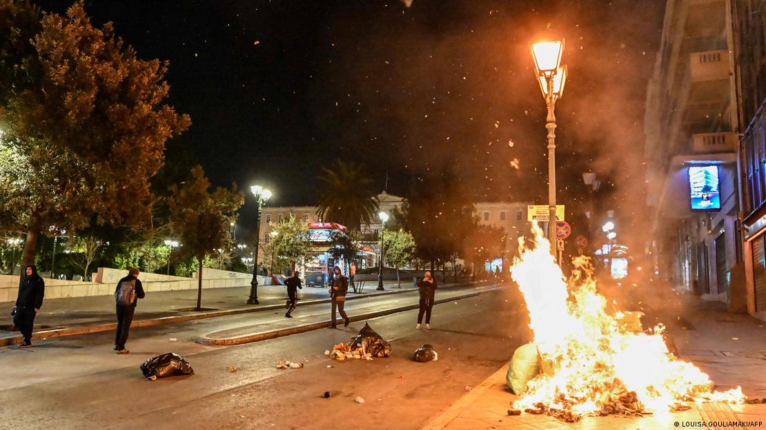 Улична сцена од Атина за време на вчерашните (3 март 2023) бесредија во градот