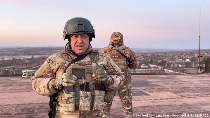 6月23日，普里戈津突然在社交媒体上发布消息称：俄罗斯国防部对瓦格纳佣兵团的后方营地发动了导弹袭击，瓦格纳兵团准备对此做出回应。不过，普里戈津只把矛头对准了国防部长绍伊古以及俄军总参谋长格拉西莫夫，暂时并没有针对普京本人。他说，这不是军事政变，而是正义的进军。