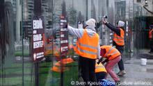 04.03.2023, Berlin: Klimaaktivisten der Letzten Generation beschmieren und plakatieren gläserne Grundgesetz-Skulptur am Bundestag. Foto: Sven Kaeuler/dpa +++ dpa-Bildfunk +++