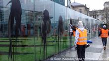 04.03.2023, Berlin: Klimaaktivisten der Letzten Generation beschmieren und plakatieren gläserne Grundgesetz-Skulptur am Bundestag. Foto: Sven Kaeuler/dpa +++ dpa-Bildfunk +++