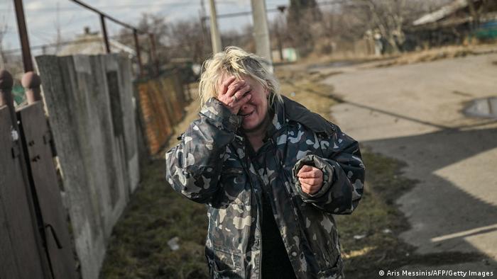 Ukraine, Tschassiw Jar | Eine Frau reagiert auf die Geräusche des Beschusses 