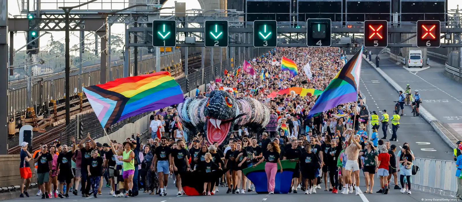 Первый в Южном полушарии WorldPride собрал 50 тысяч человек – DW –  05.03.2023