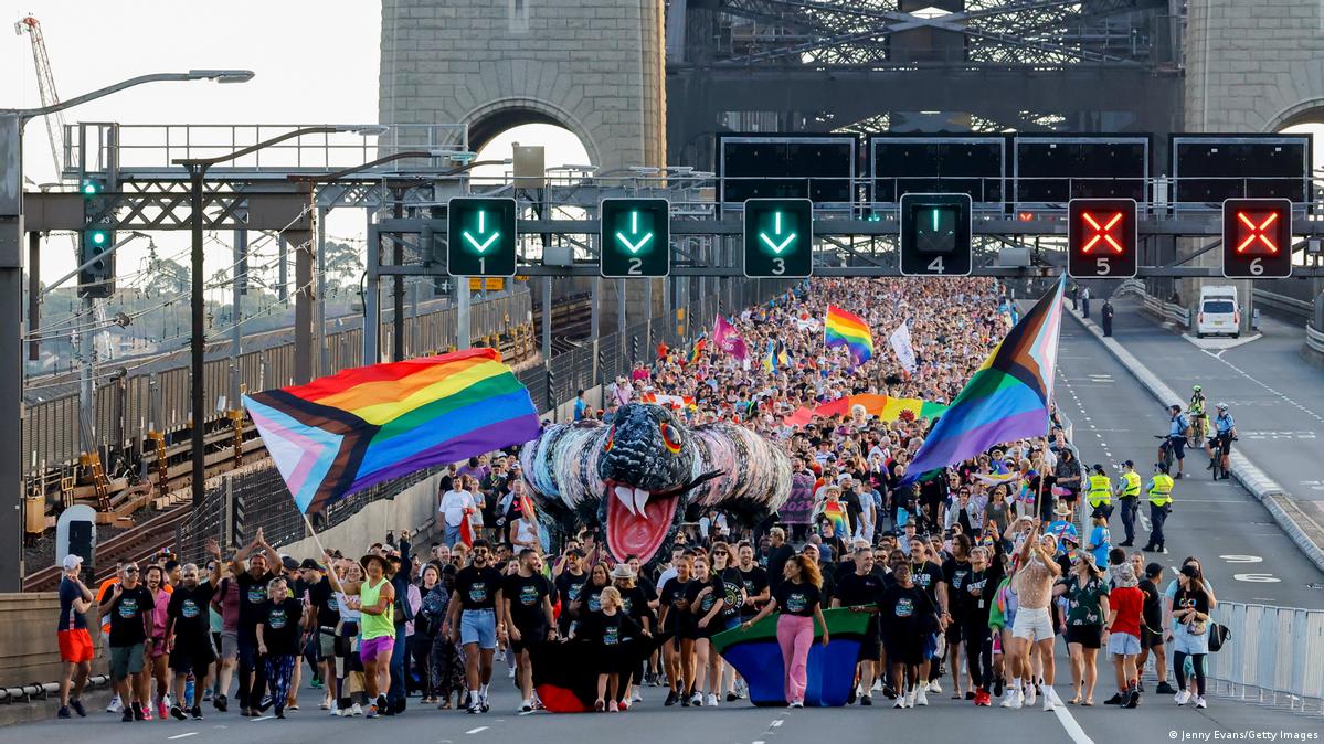 Первый в Южном полушарии WorldPride собрал 50 тысяч человек – DW –  05.03.2023