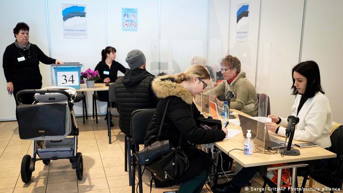 Die klassische Variante der Abstimmung: Ein Wahllokal in der estnischen Hauptstadt Tallinn