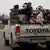 Libyer mit Kleinlastwagen auf der Flucht vor den Kämpfen (Foto: AP)