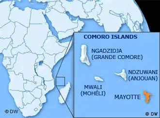 马约特岛属于科摩罗群岛，西毗非洲大陆，东望马达加斯加，扼守莫桑比克海峡北侧战略要冲。
