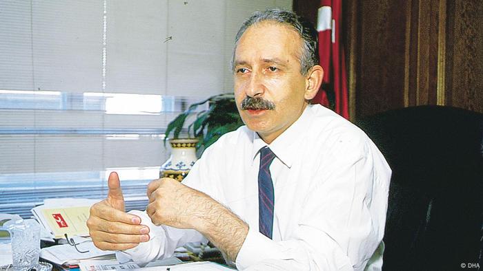 Kemal Kilicdaroglu Vorsitzender der Republikanischen Volkspartei CHP in der Türkei sitzt an einem Tisch und gestikuliert Kemal Kilicdaroglu Vorsitzender der Republikanischen Volkspartei CHP in der Türkei sitzt an einem Tisch und gestikuliert