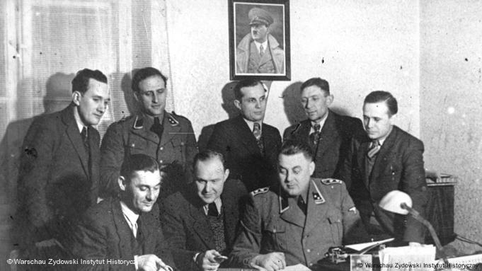 Policías a la orden del régimen de ocupación nazi en el gueto de Litzmannstadt, en Lodz