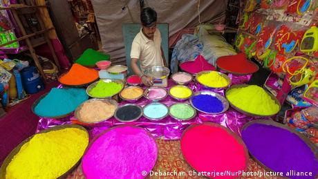 Das indische Holi-Festival kommt aus der hinduistischen Tradition. Bunte Farben spielen dabei eine wichtige Rolle. 