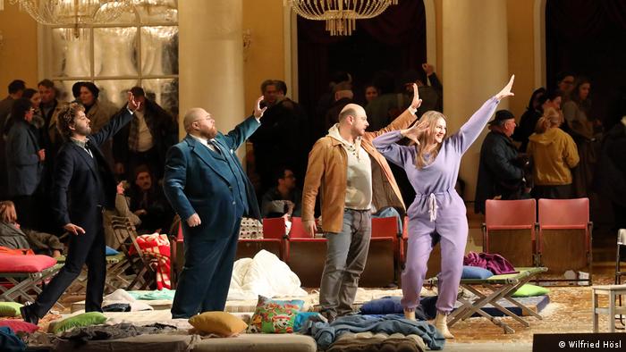 Σκηνή από την όπερα Πόλεμος και Ειρήνη. Σκηνή από την όπερα Πόλεμος και Ειρήνη.