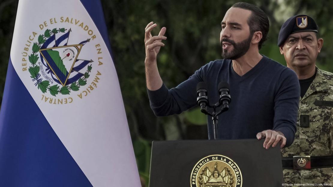 Der Präsident von El Salvador, Nayib Bukele, hält eine Rede an einem Rednerpult