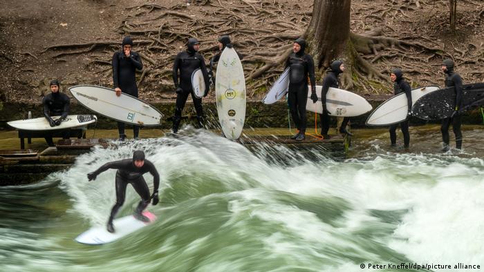 Aunque suene descabellado, esto no es en el mar. En temperaturas heladas, los surfistas se paran con sus tablas en el río artificial Eisbach, en el Jardín Inglés, que se encuentra en el corazón de Múnich, capital de Bavaria, Alemania. Además, las olas del Eisbach se pueden surfear en cualquier época del año.