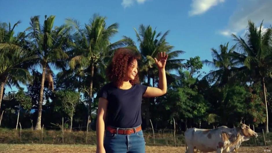 A young Filipina helps farms go green – DW – 03/07/2023
